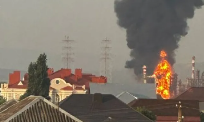 На россии после атаки дронов произошли взрывы на энергетике и НПЗ - видео