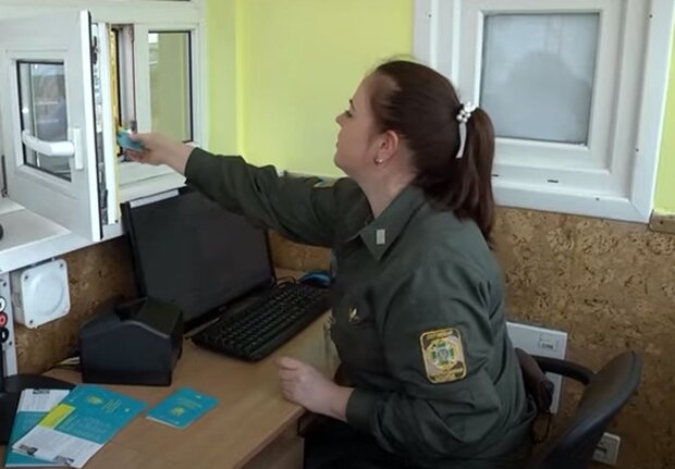 Проверка документа на границе. Фото: скриншот YouTube-видео