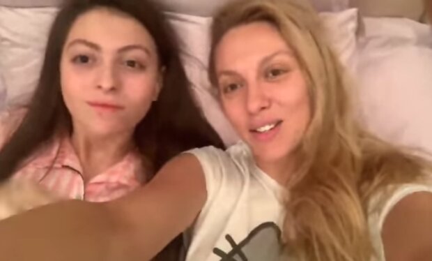 Оля Полякова с дочкой Машей. Фото: скриншот Youtube-видео
