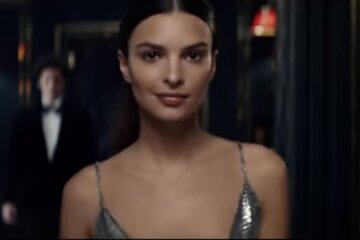 Ратаковски порадовала поклонников смелым образом. Фото: скриншот YouTube