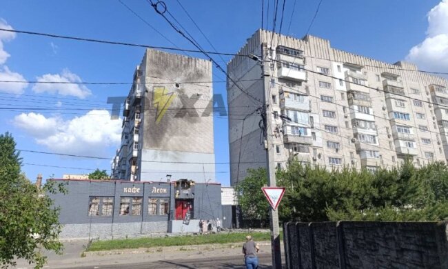 Дрон влучив у житловий будинок у Дніпрі