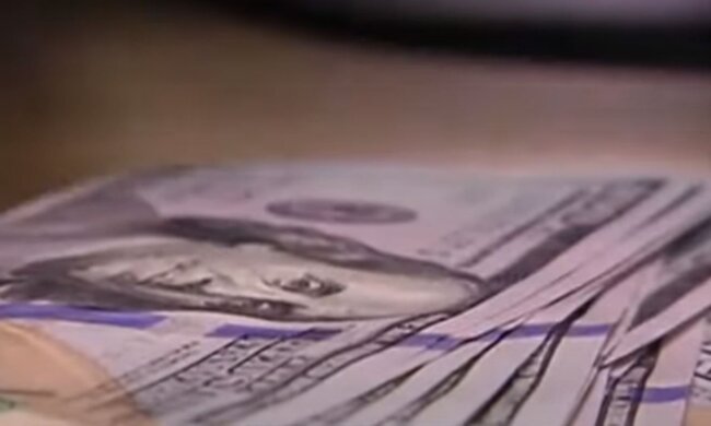 Долари. Фото: скріншот YouTube-відео