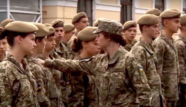 Жінка в армії. Фото: YouTube, скрін