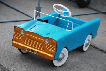 В гараже нашли заброшенную коробку с детским "Москвичем". Видео