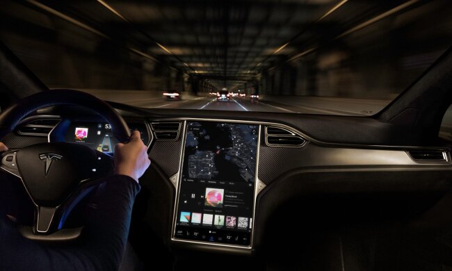 Показали, как Tesla Autopilot ведет себя ночью под дождем