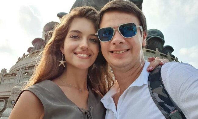 Дмитрий Комаров с супругой. Фото: скриншот Instagram