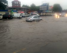 Каменец-Подольский затопило: ливень превратил улицы в реки