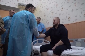 Зеленський з військовими. Фото: скріншот відео ВП