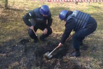 Снаряд упал в жилой дом во Львовской области. Фото: скриншот YouTube