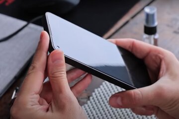Смартфон. Фото: YouTube, скрін