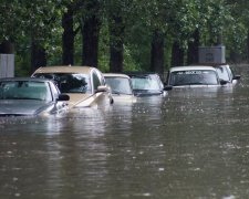 Николаев затопило: люди в прямом смысле плавают по улицам