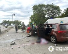 Повреждённые автомобили после столкновения с грузовиком возле кафе в селе Правдовка на Хмельнитчине