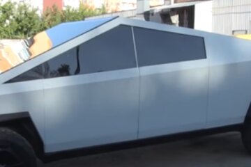 Украинец решил уделать Илона Маска: создал копию Tesla своими руками