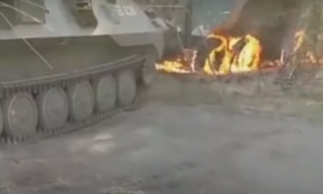 Россияне на учениях сожгли свою же технику. Фото: YouTube, скрин