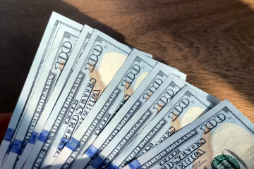 Українці можуть отримати 1000 доларів грошової допомоги - хто та де. Фото: YouTube