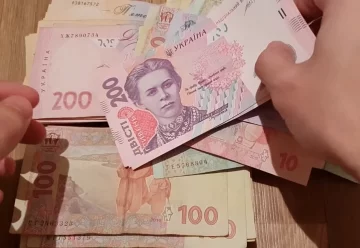 Деньги.  Фото: скриншот YouTube-видео