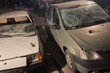 Избитые обломками "шахедов" машины. Фото: Оперативный ВСУ