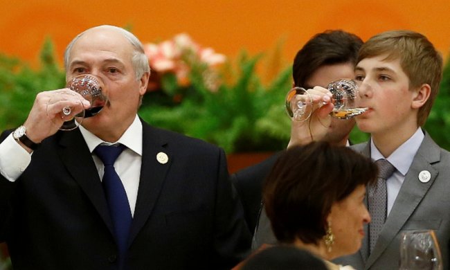Лукашенко отвез своего 14-летнего сына к Путину. Видео