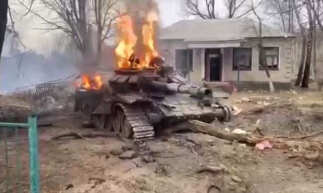 Розбита техніка окупанта. Фото: YouTube, скрін