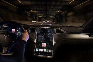 Показали, как Tesla Autopilot ведет себя ночью под дождем