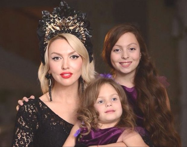 Оля Полякова с дочками, фото:www.moirebenok.ua