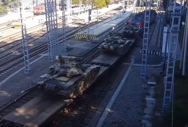 К Москве стягивают военных. Фото: скрин YouTube