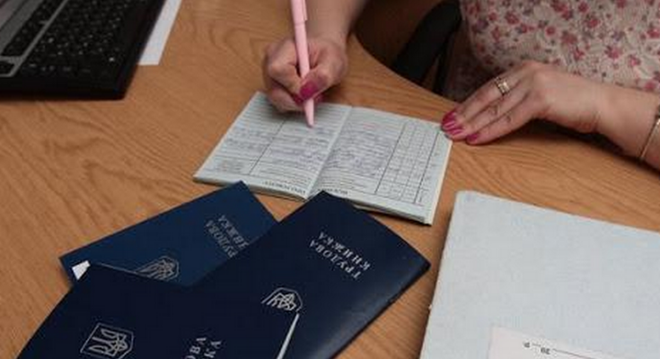 Українцям розповіли, які виплати покладено під час звільнення з роботи