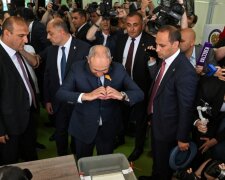 Прапор Вірменії на тлі виборчої дільниці