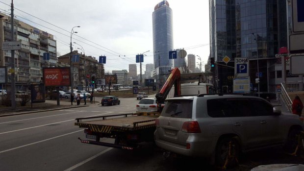 Инспекторы в Киеве начали эвакуировать автомобили