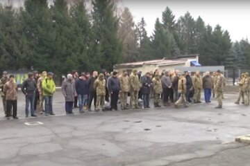 Чоловіки повинні з'явитися до ТЦК. Фото: скріншот YouTube-відео