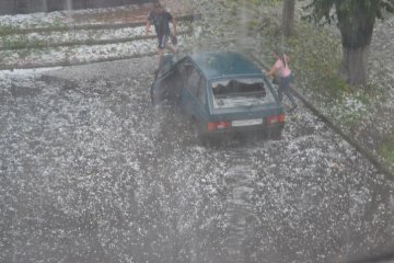 Это надо увидеть! Трассу Житомир-Бердичев завалило толстым слоем града