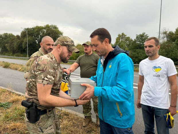 БФ «Надія» та фонд «Рідна країна» Миколи Томенка передали спецпідрозділу «Омега» бойове авто з трейлером