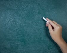 Вікно, вкрите крейдяним розчином для захисту від спеки — французький лайфхак