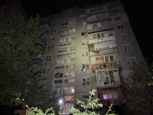 Рятувальники ліквідовують пожежу в житловому будинку Одеси
