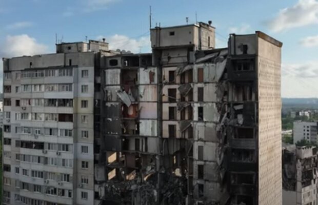 Пошкоджений росією житловий будинок у Харкові. Фото: скріншот YouTube-відео