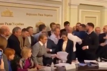 Потасовка в Раде. Фото: принскрин видео
