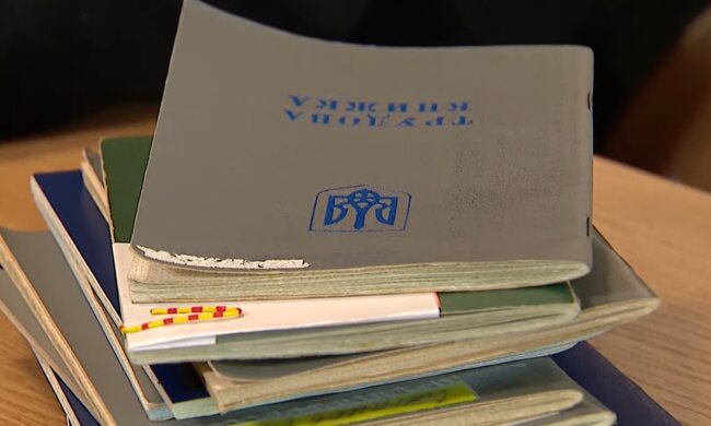 Трудова книга. Фото: скріншот YouTube-відео