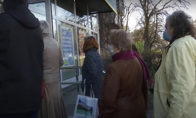 ПФУ примусово переказує виплати до "Ощадбанку": пенсіонерам розповіли, що робити