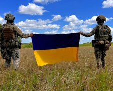 Военные с украинским флагом. Фото: Telegram