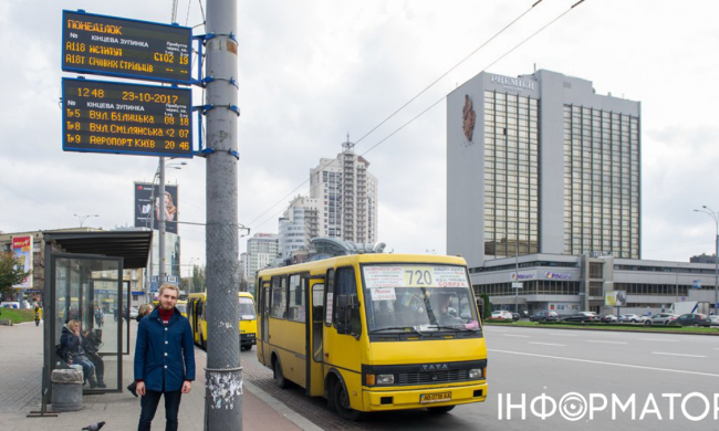 Неработающие табло на остановках общественного транспорта в Киеве