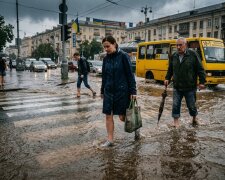 Київ злива пішохідний перехід затоплення потік води