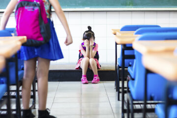 Современная украинская школа: девочки избивают, а мальчики снимают на телефоны. Очередной скандал