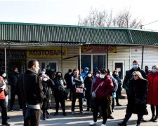 "Не на что жить": под Днепром торговцы устроили протест на рынке в разгар карантина