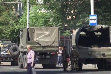 Оккупанты в Херсоне. Фото: скриншот YouTube-видео