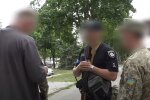 Вручение повестки. Фото: скриншот YouTube-видео