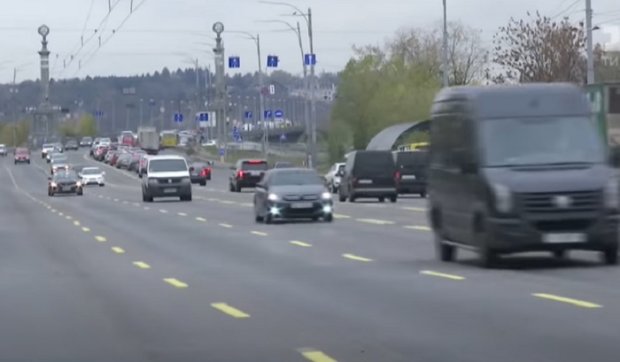 Украинским водителям разрешили не включать ближний свет при движении. Фото: скриншот YouTube