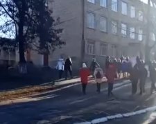 В Днепре произошло ЧП в школе, фото: Скриншот YouTube