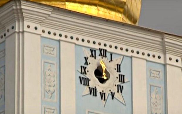 Переведення годинників. Фото: скріншот YouTube-відео.