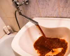 Українцям розповіли правду про якість води у кранах. Фото: YouTube
