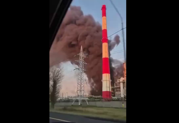 На россии после удара горит огромный НПЗ - видео